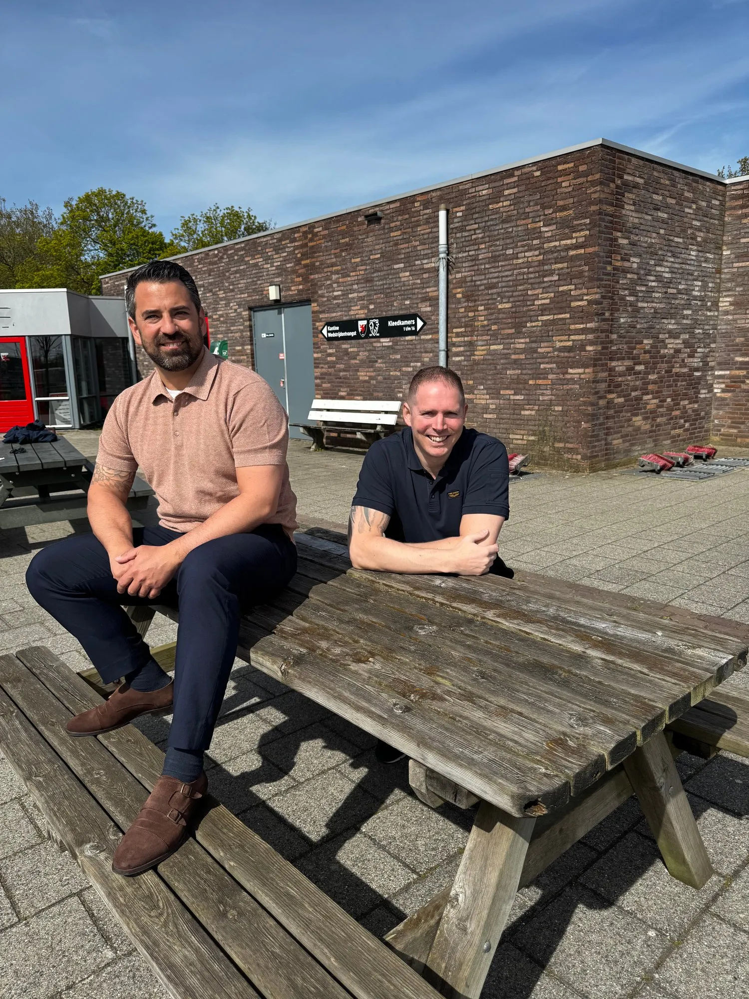 Sivas Erhan en Sven Kersten bij het clubgebouw van vv Naaldwijk